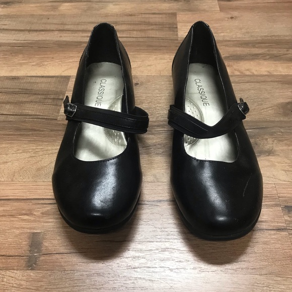 Classique Shoes - NWOT CLASSIQUE 🍹🍹classic Mery jean conferable .